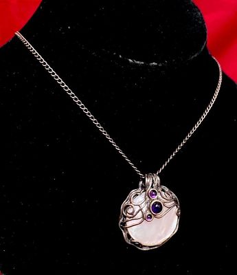 Sterling Silver Mother of Pearl Wire Pendant. This piece of jewelry as been tested and 
