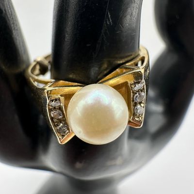 18K Yellow Gold Cultured Pearl Six Small Diamond Accents Ring. This item is in good pre-owned 