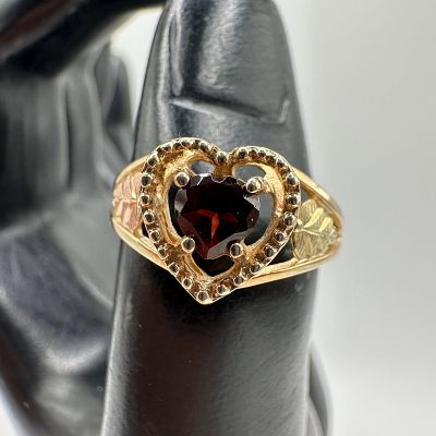 10K Gold Heart Shaped Red Garnet Leaf Motif Ring W13. This item is in good pre-owned, previously 