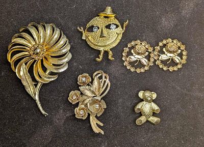 Vintage Gold Tone Rose Teddy Bear Smiling Face Flowers Brooch Pins This lot includes: 
(1) Gold 
