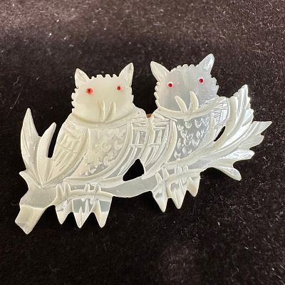 Pair of Owls Vintage Mother Of Pearl Hand Carved Brooch. Carved mother-of-pearl brooch featuring 