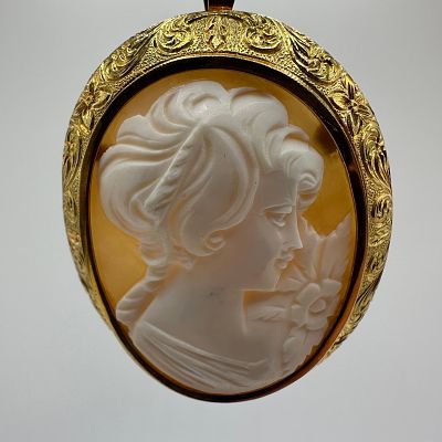 18K Gold Italian Art Deco Style Carved Cameo Shell Brooch Italy. This item is in good pre-owned 