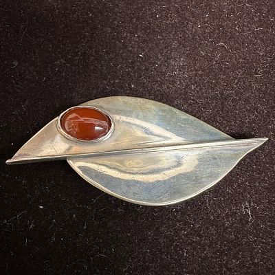 Modernist Sterling Silver Carnelian Stylized Leaf Brooch L20. This item is in good pre-owned 