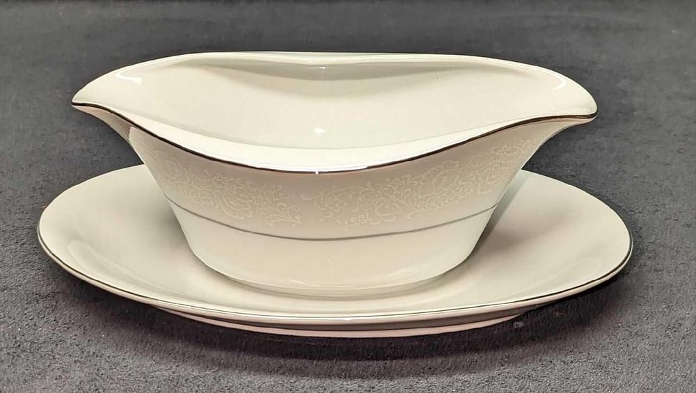 Retired International Juliet Gravy Boat With Underplate. This is approx 9 1/4" x 6" x 3 1/4" 