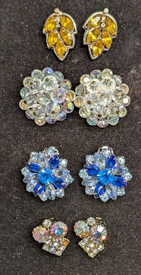 Vintage Gold Silver Tone Unmarked And Barclay Clip On Earrings. This lot includes: 
(1) Set Of 