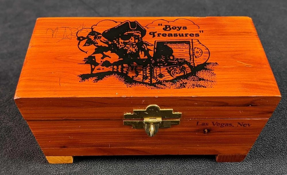 Vintage Boys Treasure Las Vegas Wooden Souvenir Trinket Box. Vintage "Boys Treasure" Las Vegas 