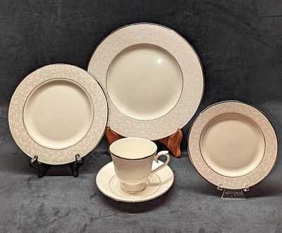 Lenox China Opal Innocence 5 Piece Place Setting D. This lot includes: 
(1) Dinner Plate. This 