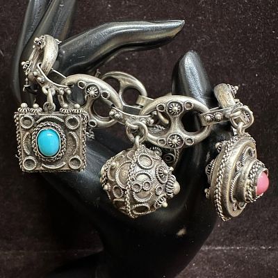 Etruscan Revival Style Design Silver Colored Faux Stone Setting Charm Silver Bracelet R94. This 