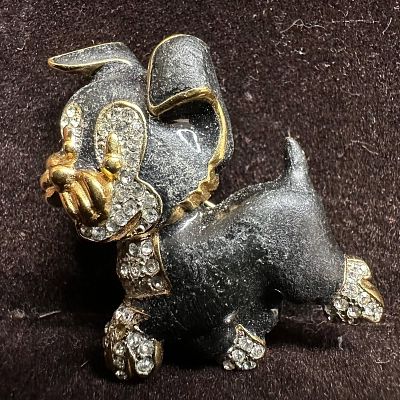 Gontie Brooch Scottish Terrier Crystal Rhinestone Accent. Gontie hallmark brooch features clear 