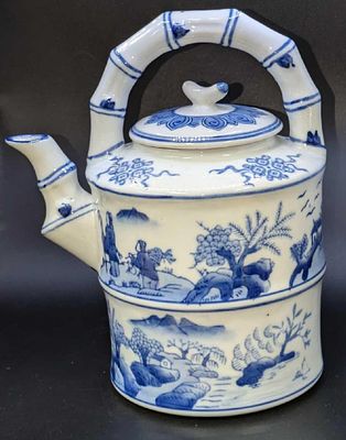 Vintage Bella Case By Ganz Porcelain Teapot. This is approx 7 3/4" x 5 1/2" x 9 1/2" and it 