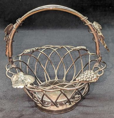 Vintage Godinger Silverplated Fruit Basket. This is approx 7 1/2" x 7 1/2" x 3 1/2" (with the 