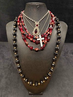 5pc Red and Black Vampiric Necklace Lot. This lot consists of 5 pre-owned costume jewelry 