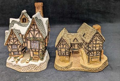 David Winter Scrooge's School And Tudor Manor House. This lot includes: 
(1) Scrooge's School. 