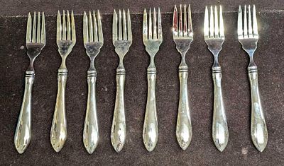 8 Silver Plated Towle Dinner Forks. Each is approx 1" x 1/4" x8" and the total weight is 1.82lb. 
