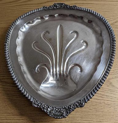 Vintage Reed and Barton Silver Plated Footed Meat Tray. This is approx 15 1/2" x 17" x 2" and 