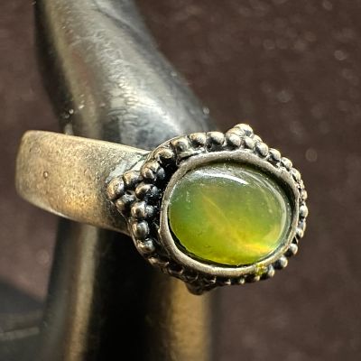 Green Oval Cabochon Faux Stone Silver Ring. This item is in good pre-owned, previously 