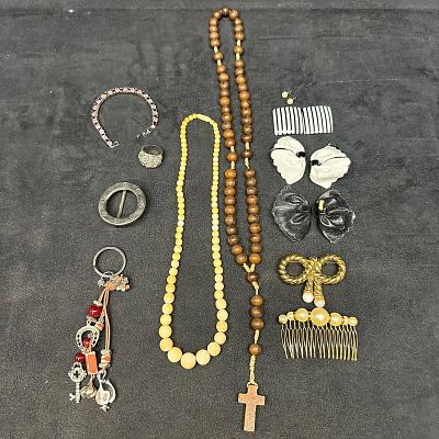 Group of Vintage Costume Jewelry Bead Necklaces Brooches Ring Bracelet and Hair Accessories. An 