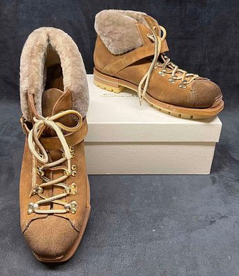 Men's Santoni Brown Suede Boots Size 11. This lot contains Men's Santoni Brown Suede Boots Size 