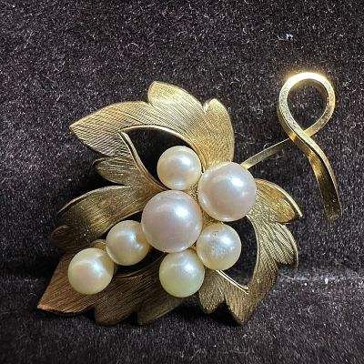 Leaf Gold Filled Wells Sterling Cultured Pearl Brooch. These items are in good pre-owned 