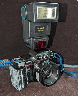 Minolta Maxxum 7000 AF 35mm SLR Film Camera. Comes with the instructional manual and a 