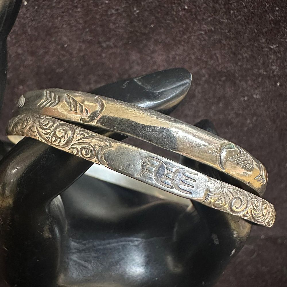 Lot 274: Sterling Silver Bangle Bracelets Set Etched Design Bracelet Pair O29