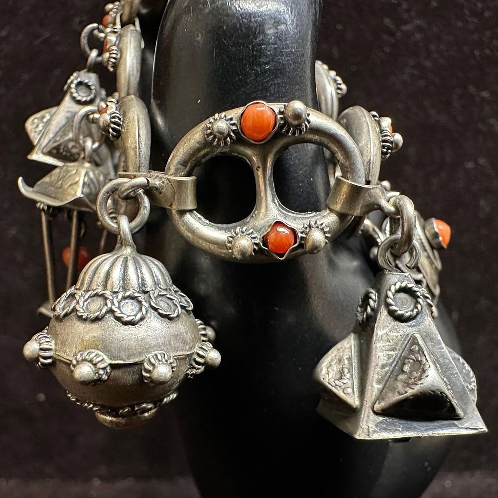 Lot 277: Coral Cabochons Mariner Oval Style Floral Motif Chain Five Charm Bracelet 800 Silver