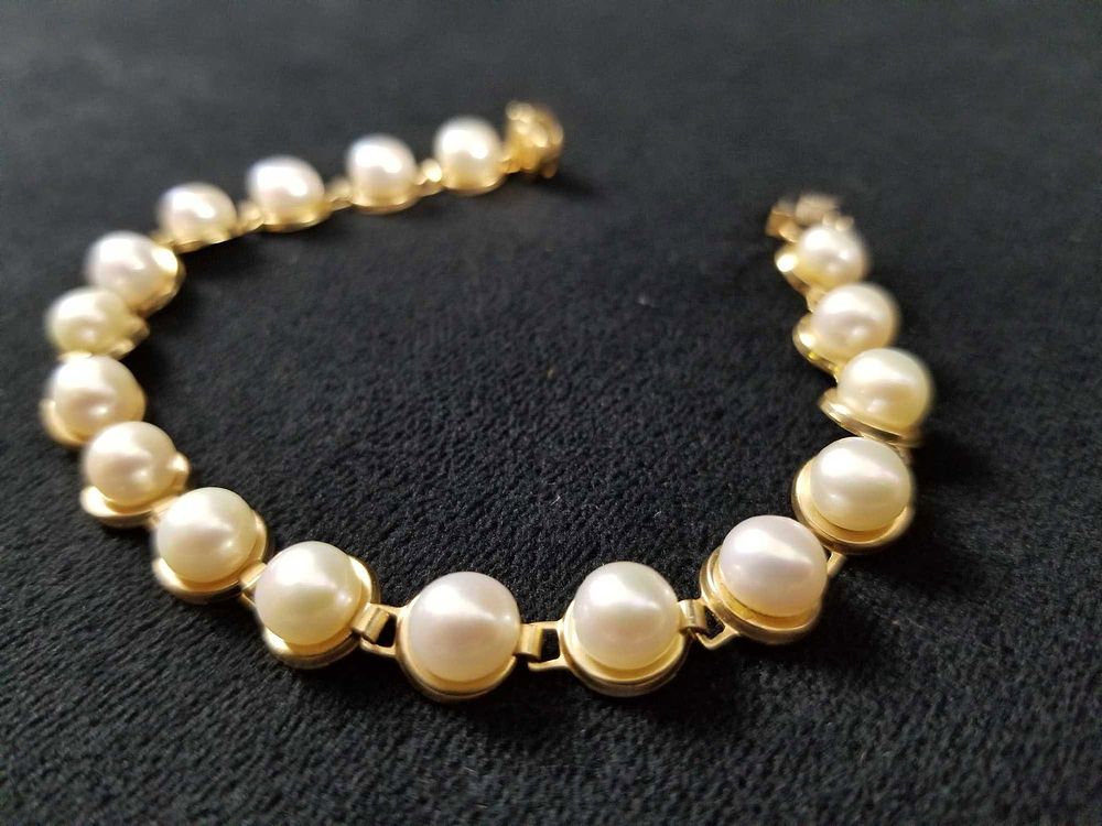 Lot 290: 10K Gold Pearl Bracelet