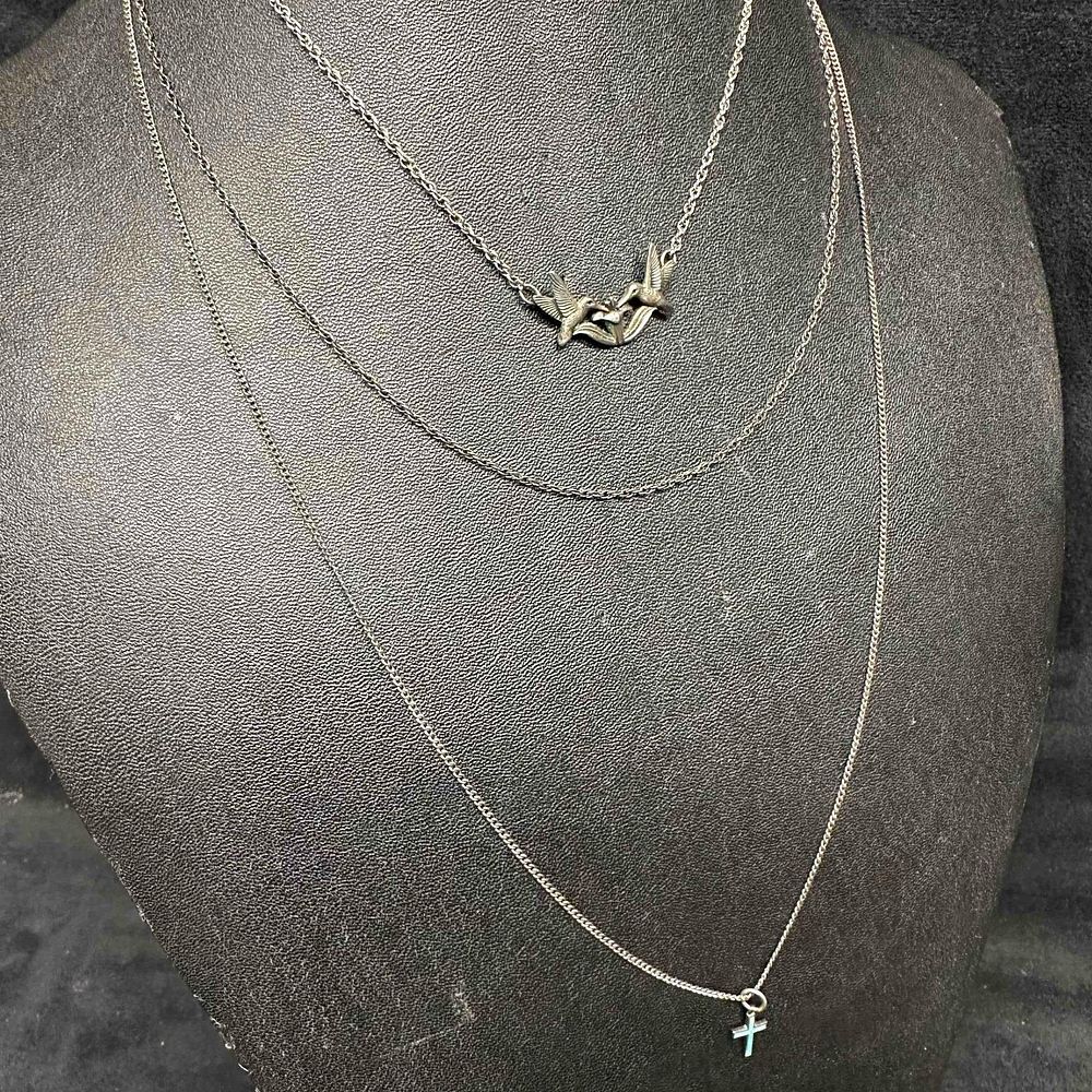 Lot 298: Sterling Silver Chain Necklace Set Duo Hummingbirds Cross K40