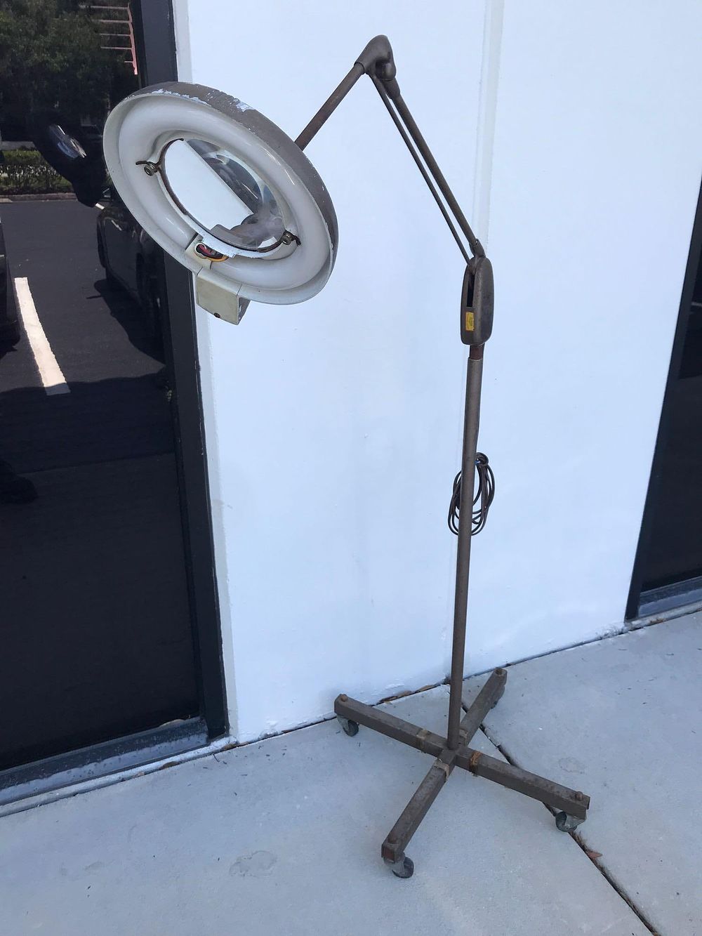 Lot 500: Vintage Portable Magnifying UL G Lamp