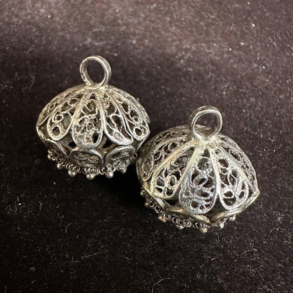 Lot 213: Ornate Filigree Red Garnet Stone Charm Set T42