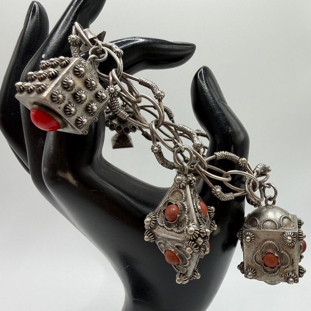 Lot 304: Silverwork Floral Motif Chain 800 Silver Bracelet ER37 Spiny Oyster Shell