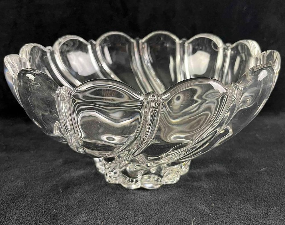 Lot 112: Crystal Clear Bowl Scalloped Rim w Twist Design