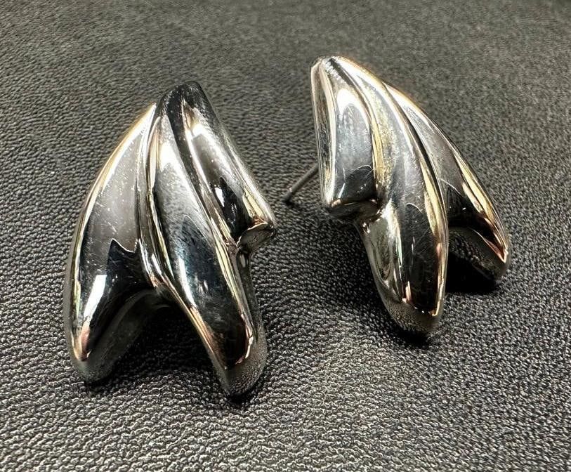Lot 119: Sterling Silver Swoosh Shape Earrings