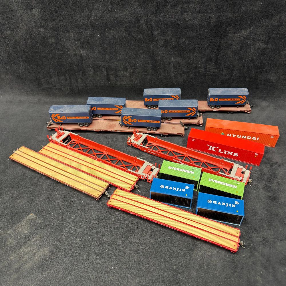 Lot 247: Group of HO Scale Intermodal Flatcars and Containers Train Collectibles