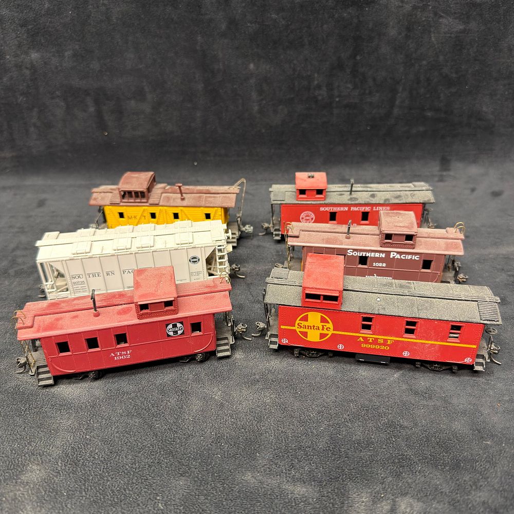 Lot 249: HO Scale Santa Fe and Southern Pacific Caboose Cars Set of Six