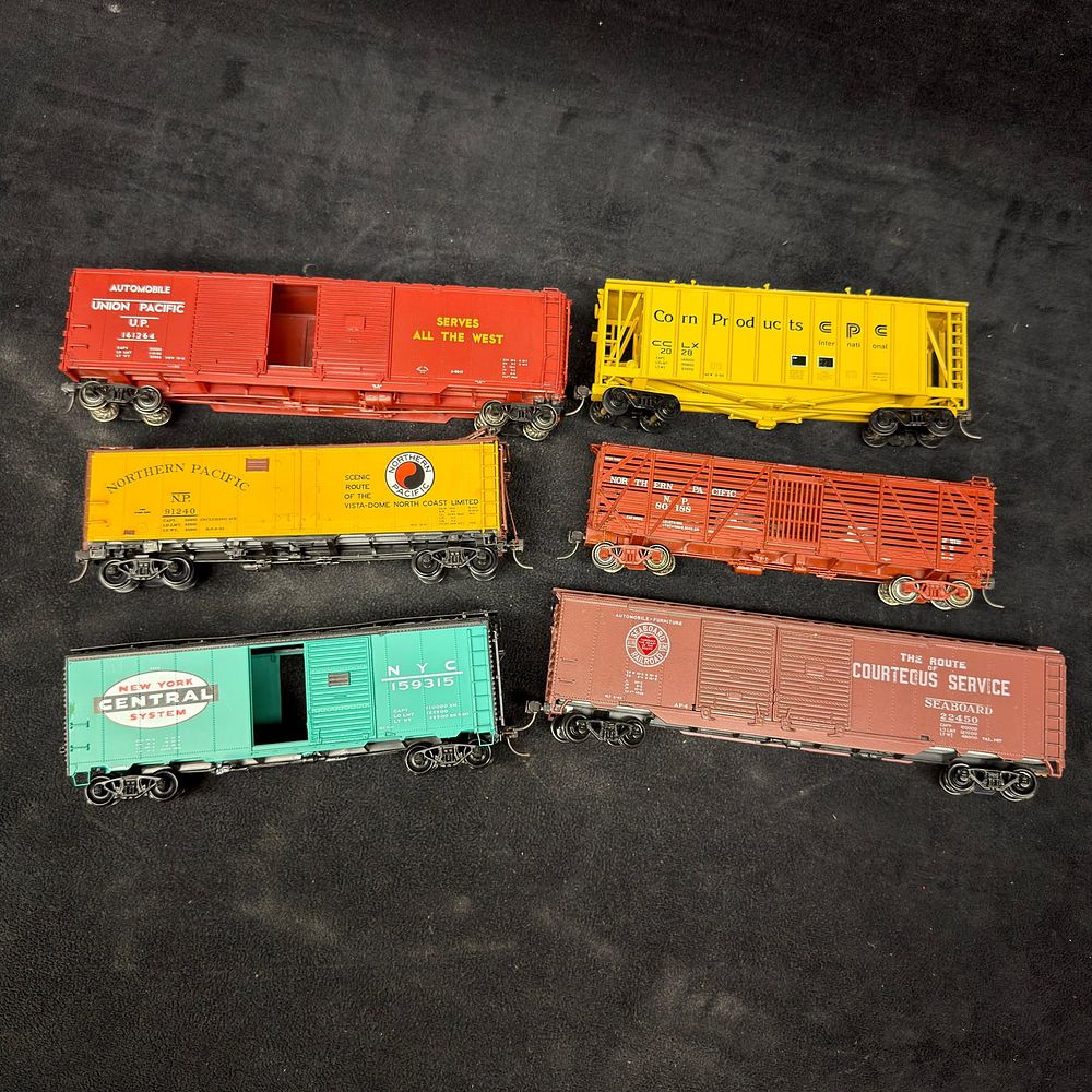 Lot 250: HO Scale Union Pacific Northern Pacific and NYC Freight Cars Train Collectibles