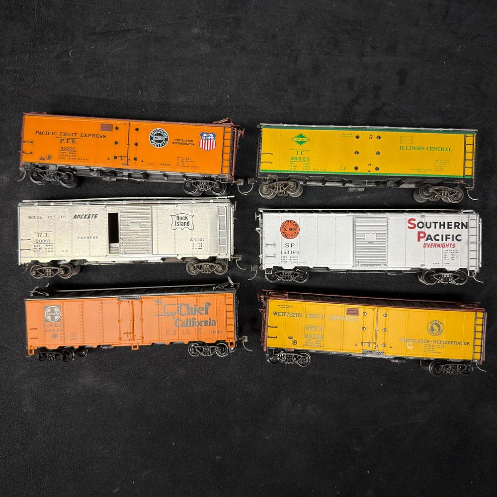 Lot 257: Six HO Scale Vintage Refrigerator and Boxcars Train Rail Line