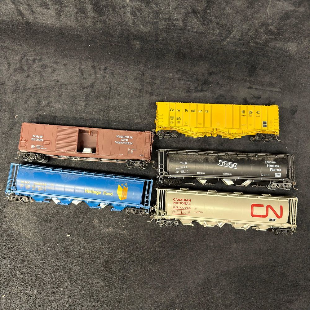 Lot 261: HO Scale Rail Train Freight Cars Norfolk and Western Canadian National 5