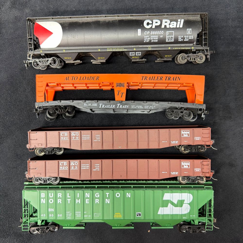 Lot 262: Five HO Scale Freight Cars CP Rail Burlington and Trailer Train Loader CP Rail