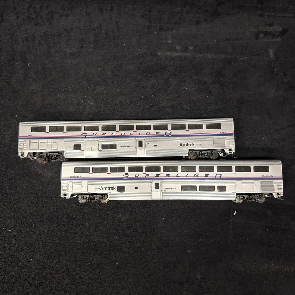 Lot 268: Pair Walthers Amtrak Superliner HO Scale Passenger Cars Coach Smoking Sleeping Car