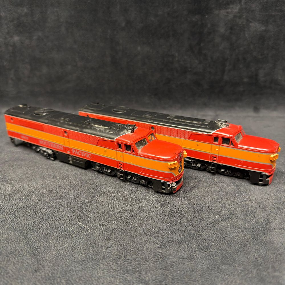 Lot 272: Southern Pacific 6010 PA Diesel Locomotives Train Model Pair