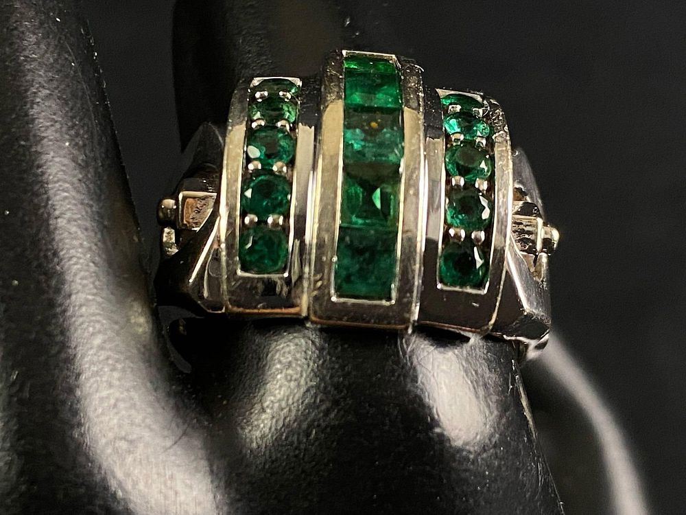 Lot 445: Vintage Mens 18K White Gold Natural 1.10 TCW Emerald Ring