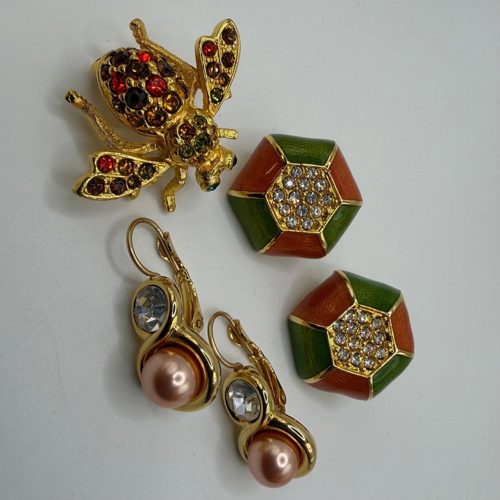 Lot 210: Joan Rivers Enamel Faux Pearl Drop Earrings and Crystal Bee Brooch HH23