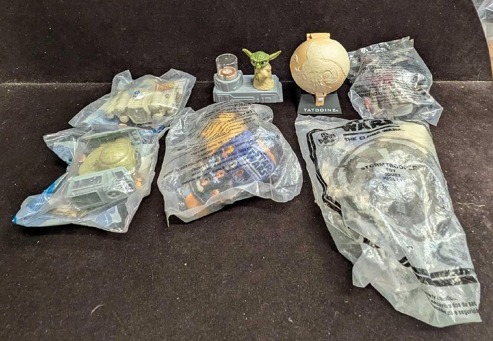Lot 266: 7 McDonald's Happy Meal Star Wars Toys