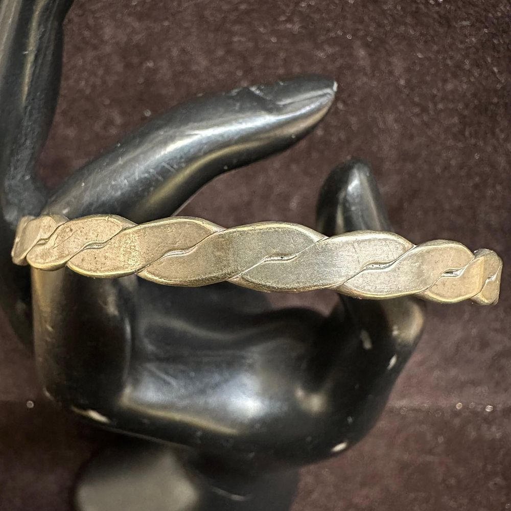 Lot 341: Sterling Silver Mexico Flat Interwoven Design Bangle Bracelet L41