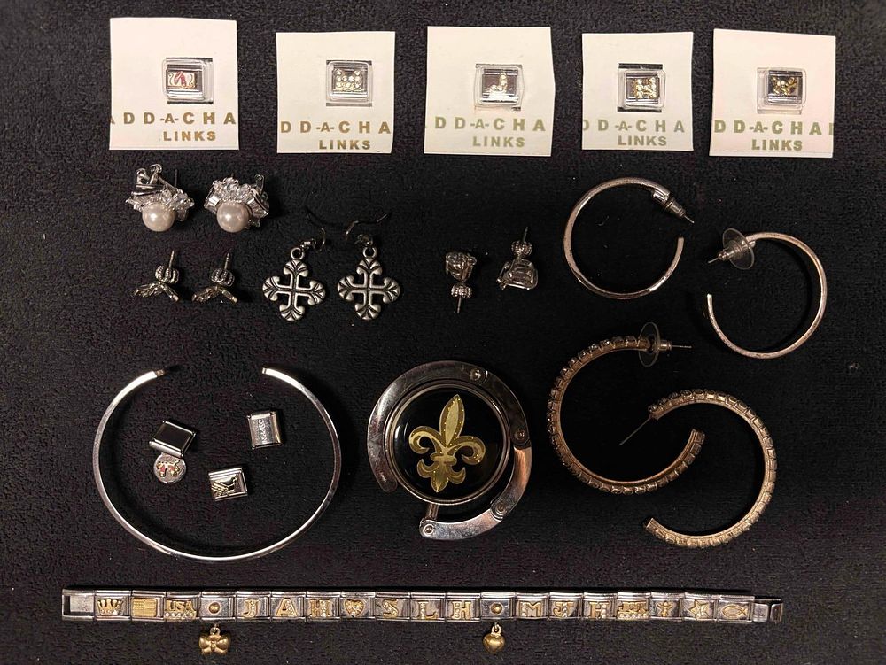 Lot 422: 10pc Legacy Links Mixed Costume Jewelry Lot