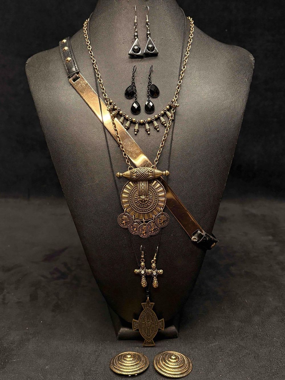 Lot 447: 7pc Alchemists Inheritance Mixed Costume Jewelry Lot