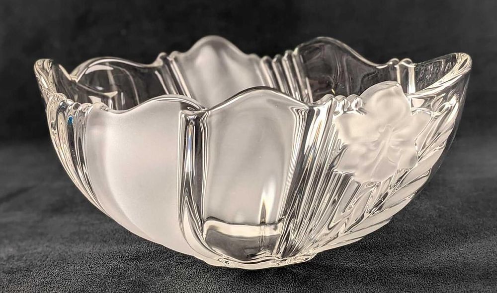 Lot 260: Vintage Orchid Satin Bowl Clear Frosted