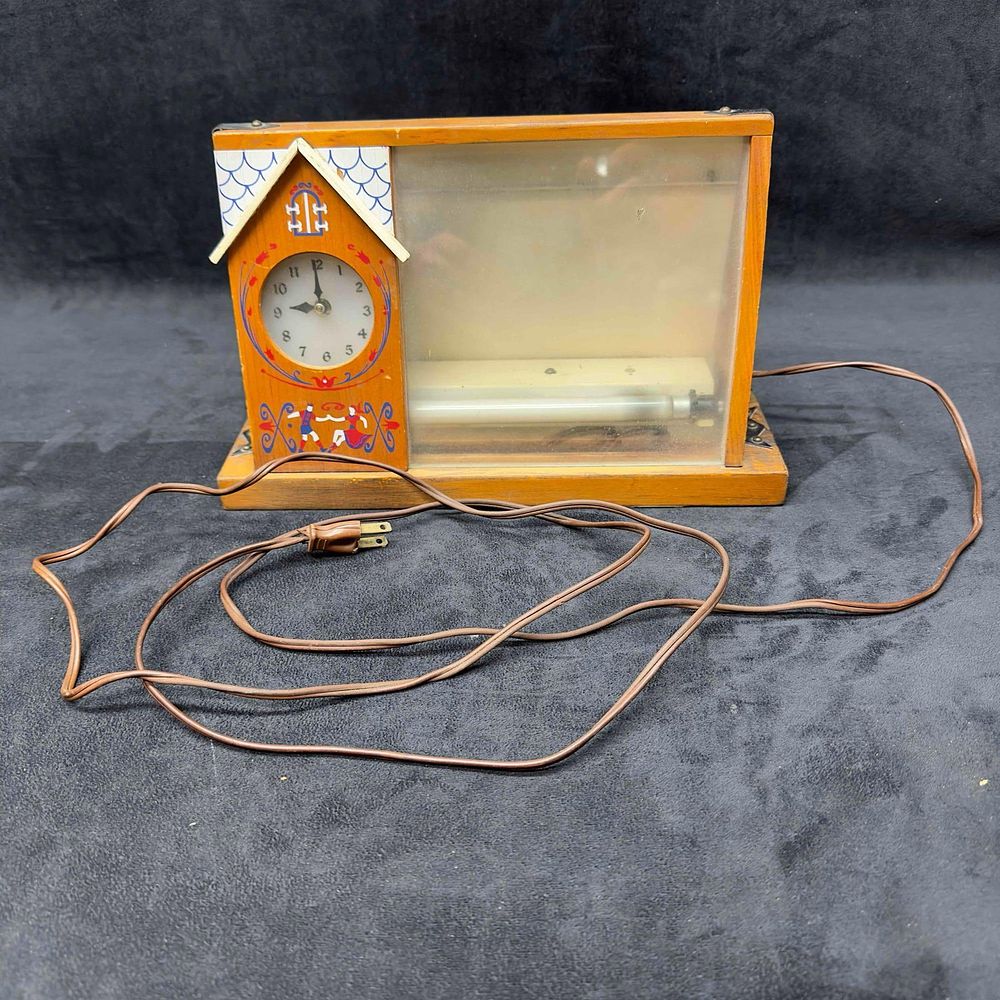 Lot 281: Busch-Bavarian Counter Top Wooden Clock Lamp Light Tavern Display Sign