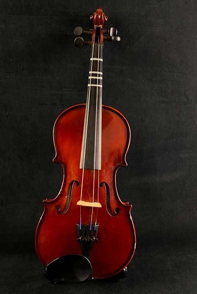 Lot 285: Cremona 1/2 Size Violin, Model 175-2